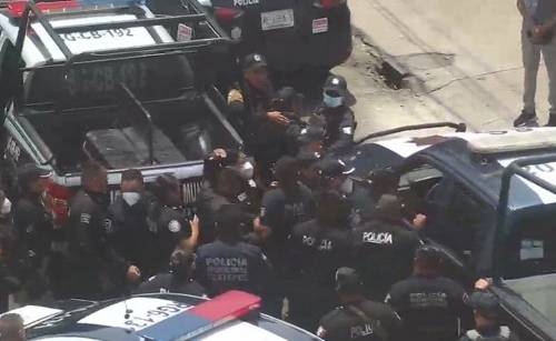 Video: Policías municipales se enfrentan con estatales en Ecatepec